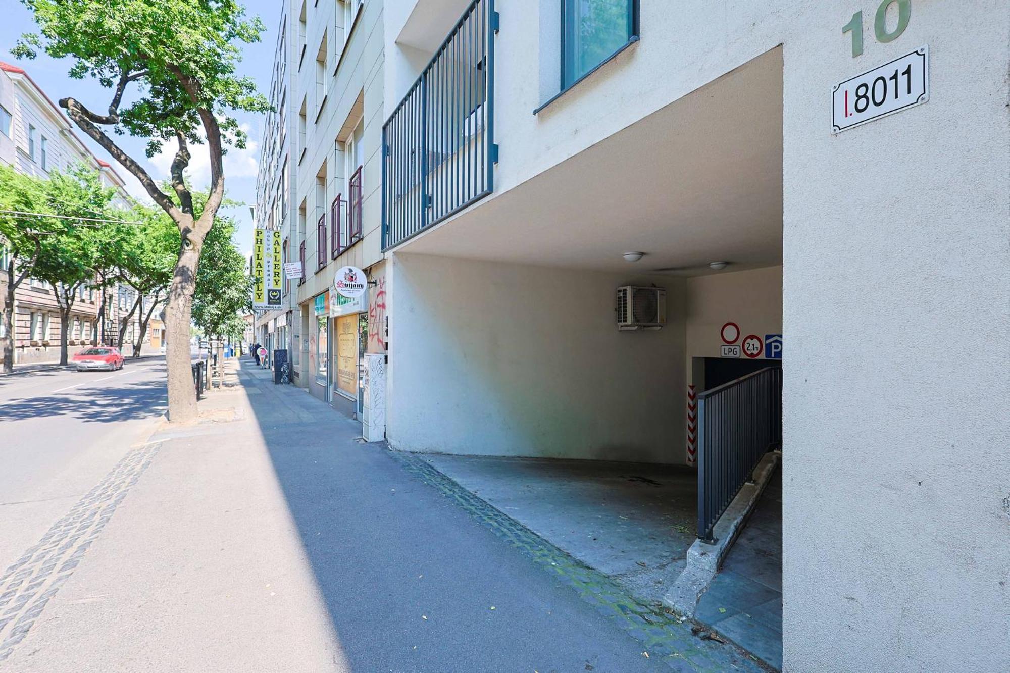Appartamento Adamick Place In City Centre With Free Parking Bratislava Esterno foto